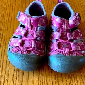 Little Girls Keens size 5